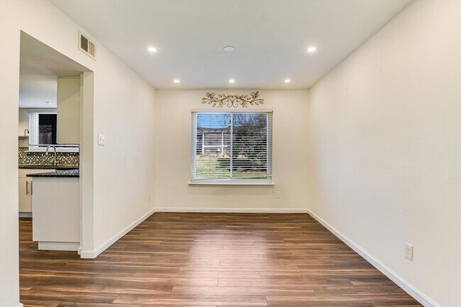 Building Photo - 7105 Meadowood Dr