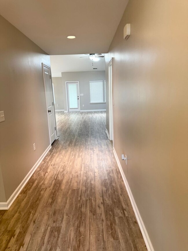 Building Photo - BEAUTIFUL 3 bedroom / 2 bathroom home available NOW!