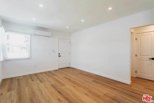 Building Photo - 815 W Glenoaks Blvd