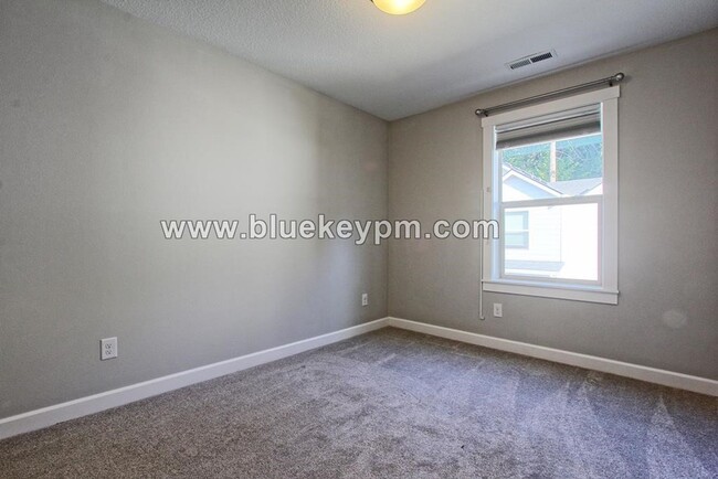 Building Photo - 3 Bed, 2.5 Baths Townhome with 2 Car Garag...