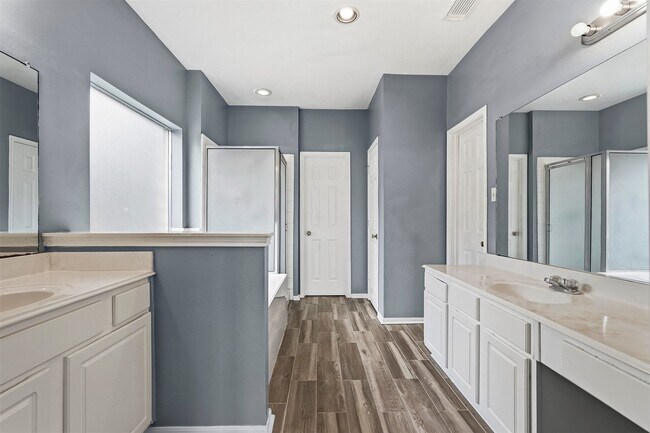 Building Photo - 9322 Eaglewood Glen Tr