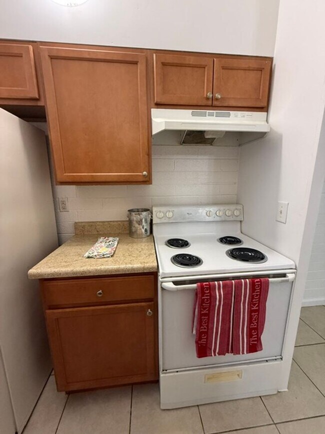 Building Photo - 2 Bed 1 Bath Spacious Apartment