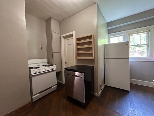 Building Photo - $1,800 | 3 Bedroom, 2 Bathroom Multi Floor...