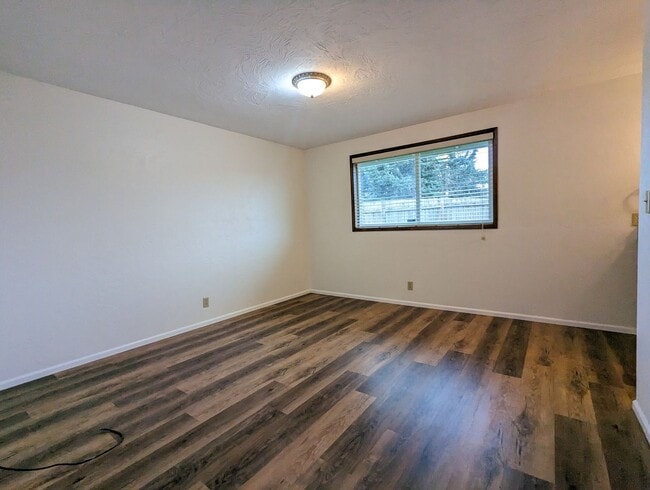 Building Photo - Great 3-Bedroom, 2-Bath Home In A Cul-De-Sac!