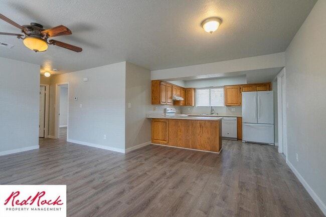 Building Photo - Remodeled 2 Bedroom Townhome. Pet Friendly!