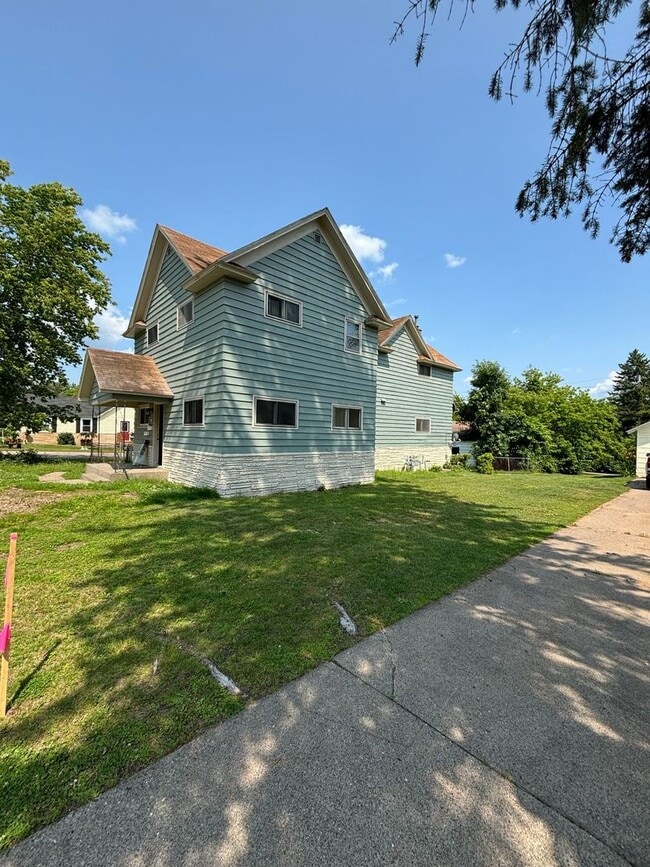 Building Photo - 1034 Pinos St