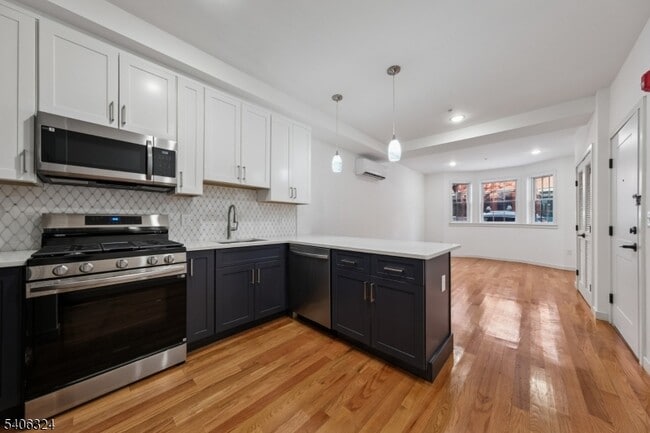 Building Photo - 52 James St