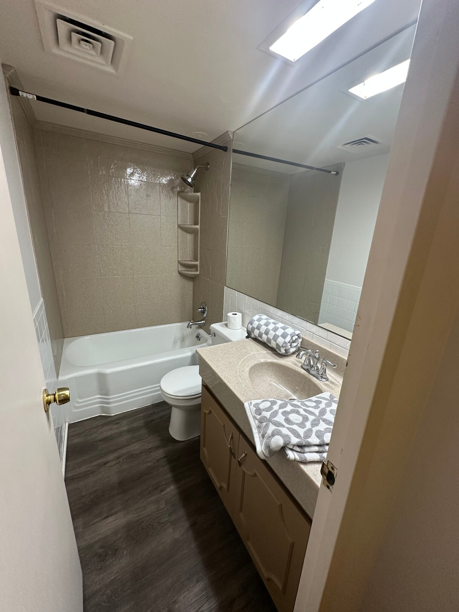 En-suite - 4545 Wornall Rd