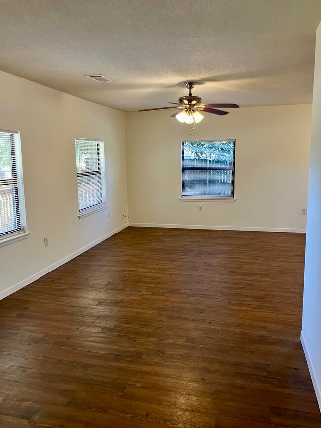 Building Photo - 144 W Hickory Dr
