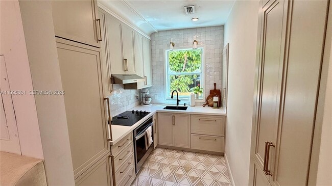 Building Photo - 736 13th St