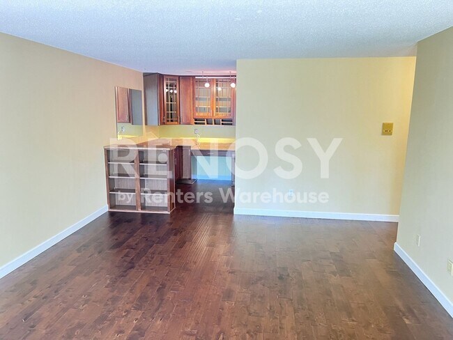 Building Photo - 1304 W Medicine Lake Dr