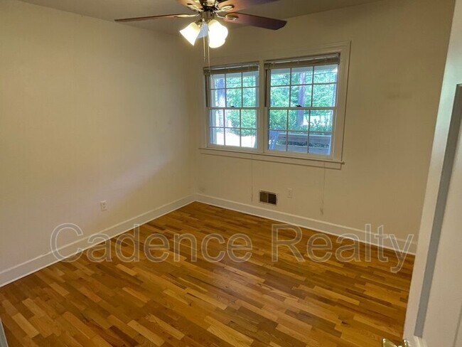 Building Photo - 114 Cardinal Dr S