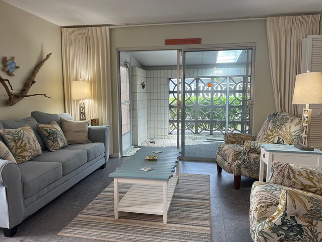 Building Photo - Venice, FL 1BD + Den/2BA Condo in Sea Villas