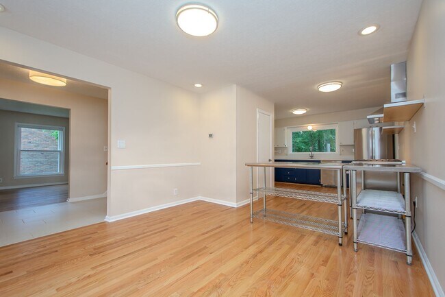 Building Photo - Recently Updated! 4 Bed/2.5 bath