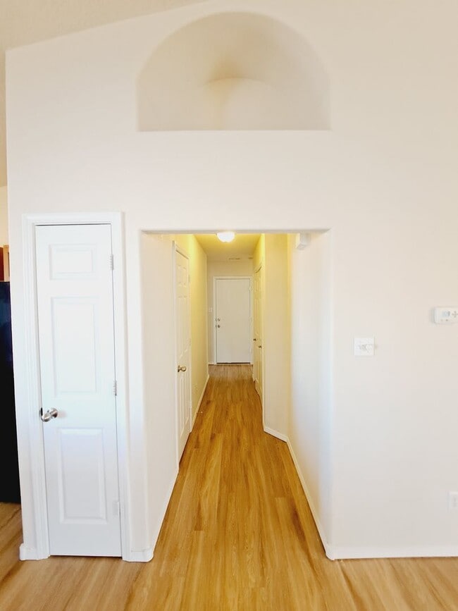 Building Photo - 3 bed 2 bath 1575 sq ft home