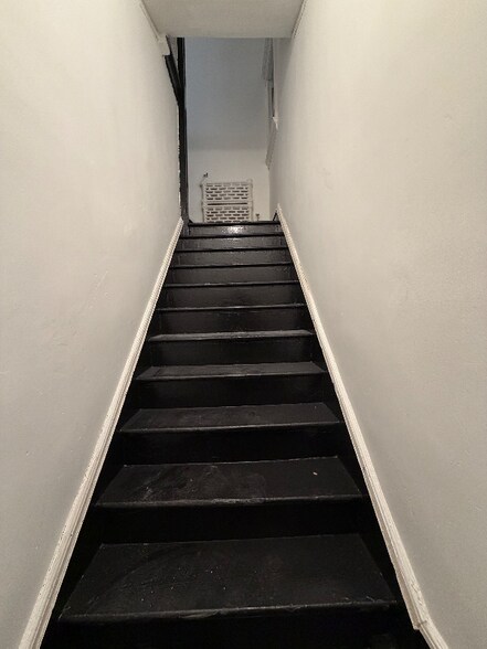 Building Photo - 214 Maple St