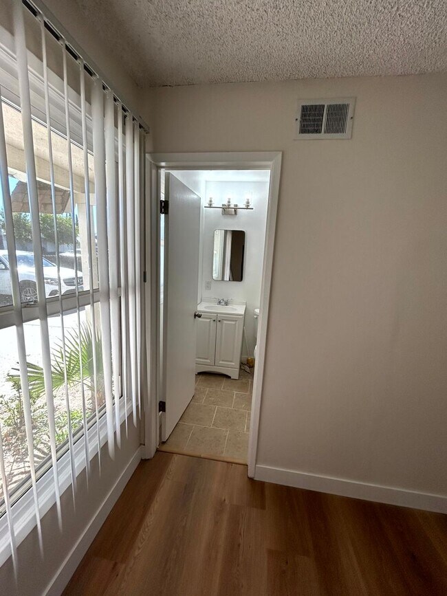 Building Photo - Spacious 4-Bed, 2-Bath Home with a Large Backyard in Prime West Hills!