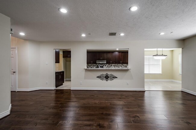 Building Photo - 5914 Shadow Creek Ct