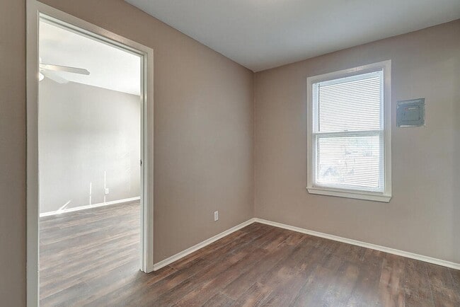 Building Photo - 10921 Shady Ln