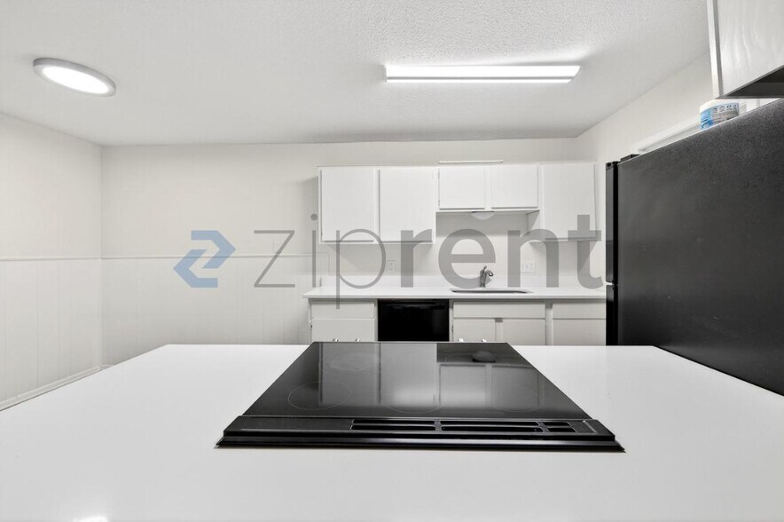 Building Photo - Unit 5022