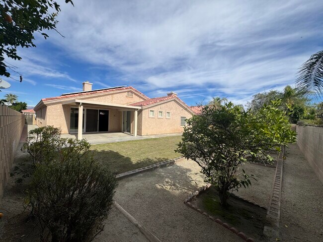 Building Photo - 74081 W Petunia Pl