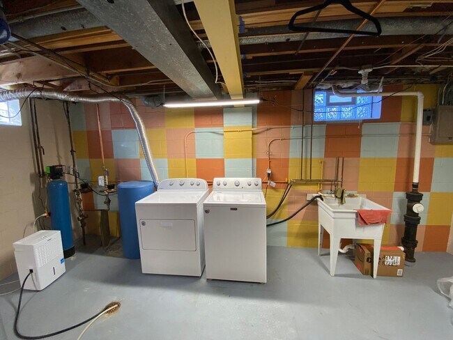 Building Photo - Remodeled 3 Bedroom 1.5 Bath Townhome with Full Basement