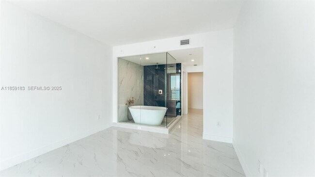 Building Photo - 700 NE 24th St