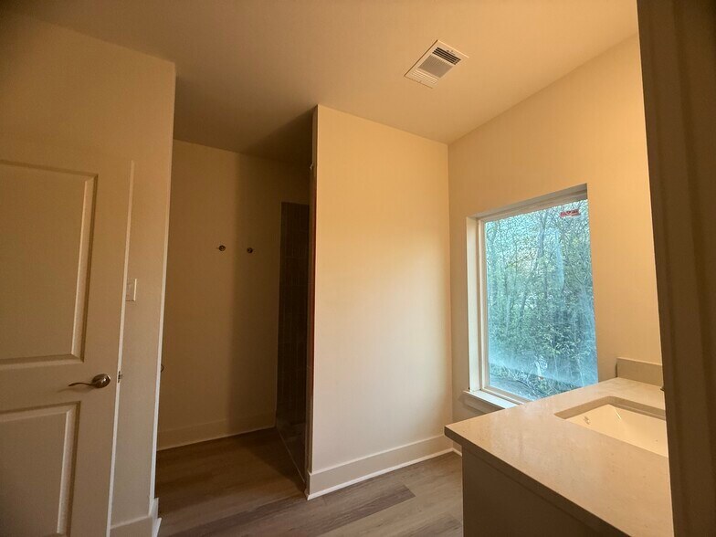 Building Photo - 104 Kirkland St