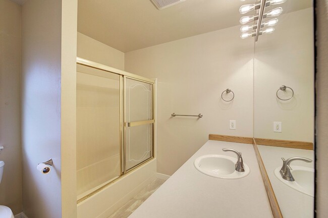 Building Photo - 3Bd/2.5Ba Lynnwood Duplex