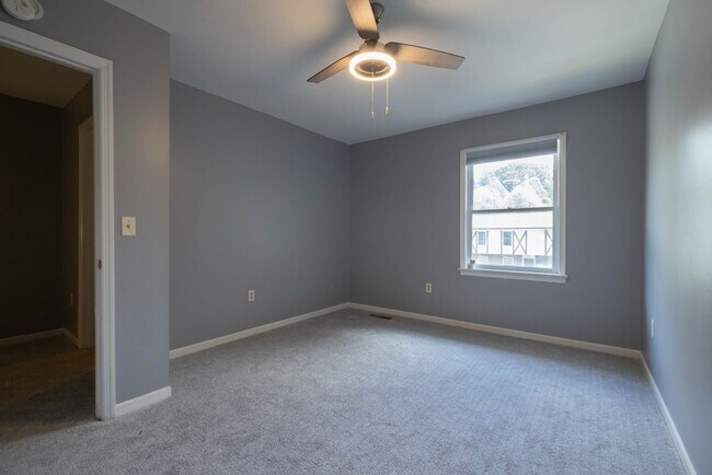 Building Photo - Renovated Townhome in Village Green!