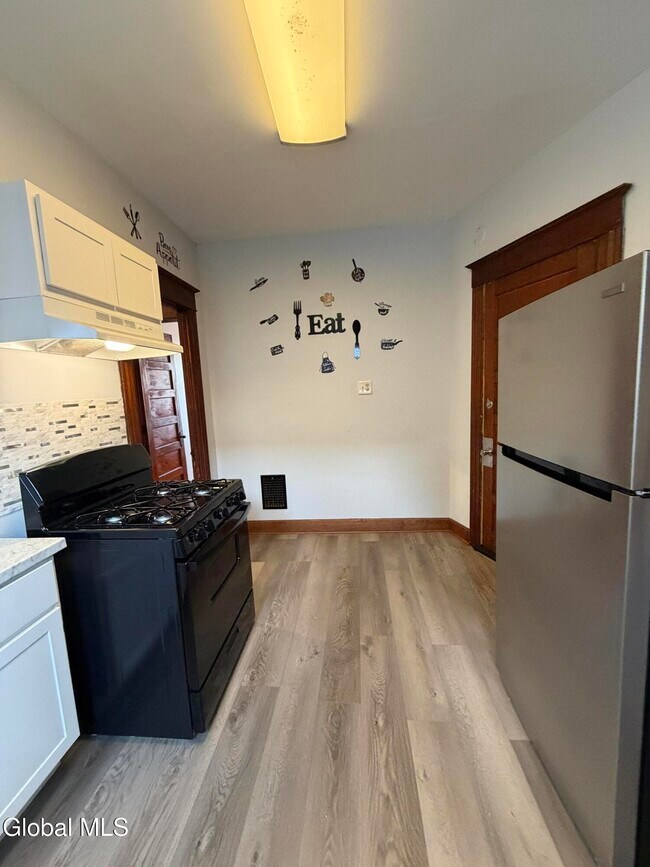 Building Photo - 608 3rd Ave