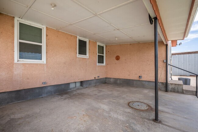 Building Photo - 3 Bedroom 2 Bath Home with Bonus Rooms and Tons of Extra Space