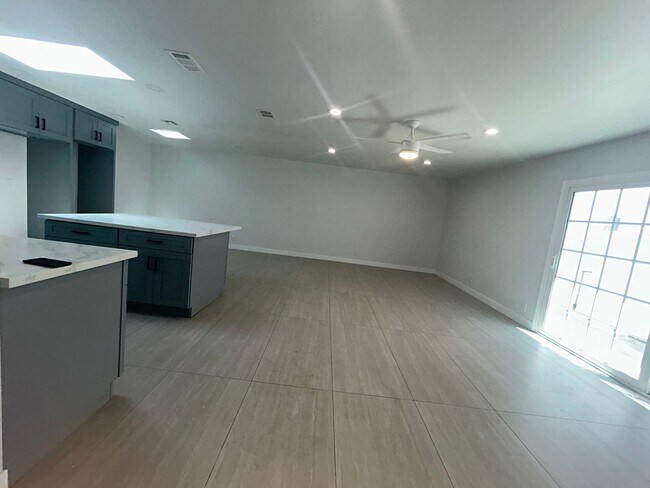 Building Photo - Spacious 3bed 2bath House for Rent in Garden Grove