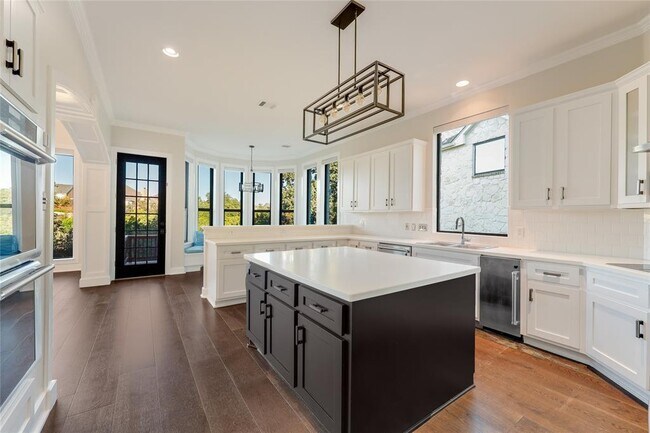 Building Photo - 12120 Carlsbad Dr