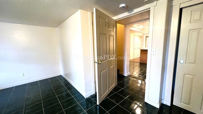 Building Photo - Large 2 Bed / 1 Bonus Room in the Brooklyn Neighborhood off SE Milwaukie Ave.