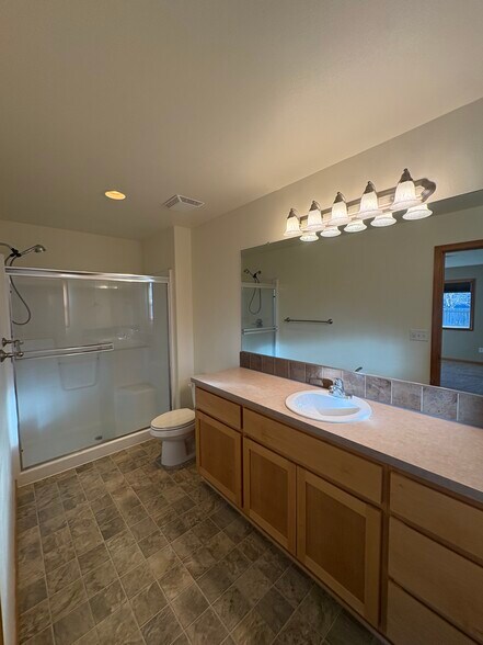 Master Bath - 311 SW Juniper Ave