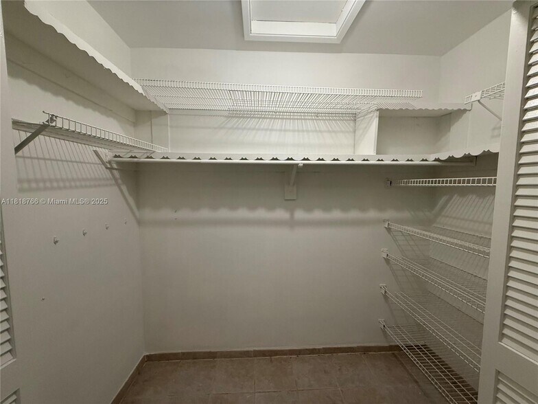 Building Photo - 1721 NE 48th Ct