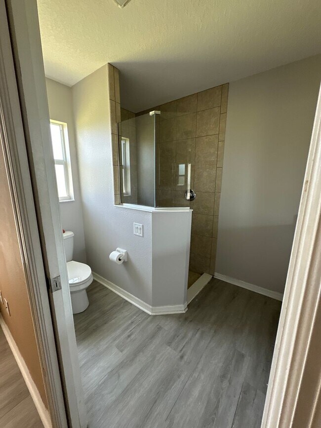 Building Photo - Well maintained 3/2/2 with pond view and community pool