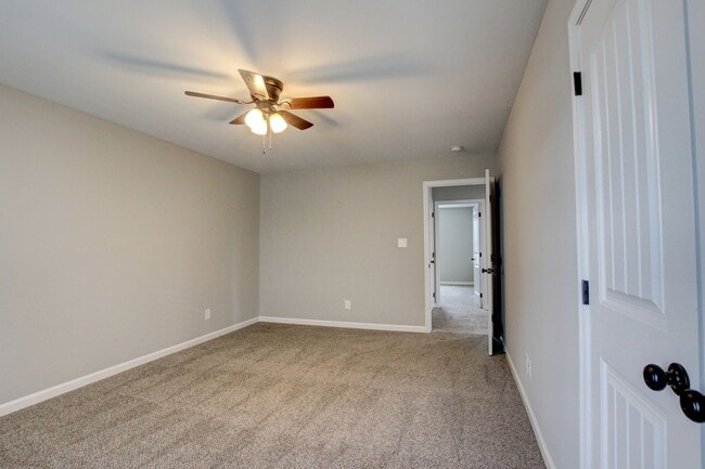 Building Photo - Sharp 4 bedroom HUGE house off exit 1 of I 24