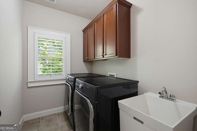 Building Photo - 1452 Woodland Hills Dr NE
