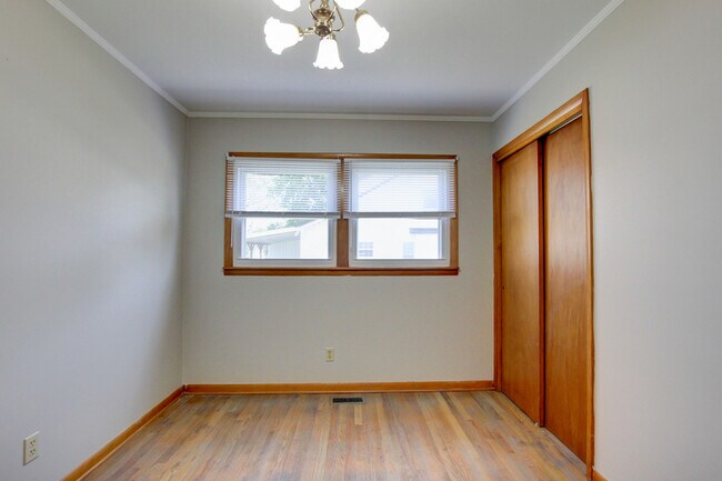 Building Photo - 104 W McReynolds Dr