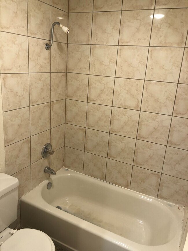 Building Photo - Three Bedroom Duplex in South East Salem