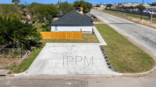 Building Photo - 318 W New Hampshire St