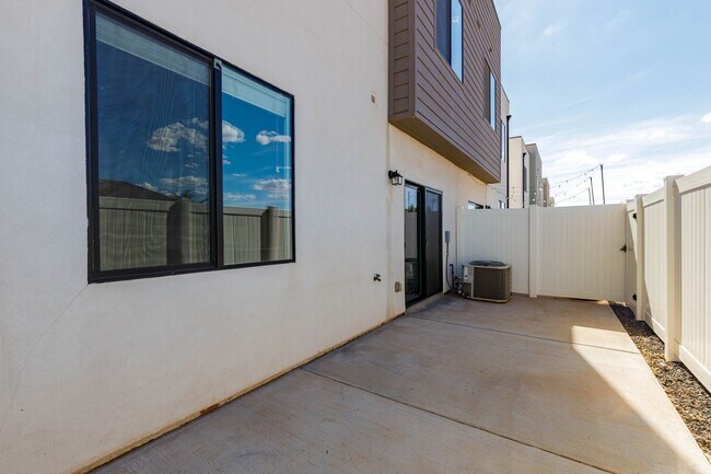 Building Photo - 613 Eureka Aly