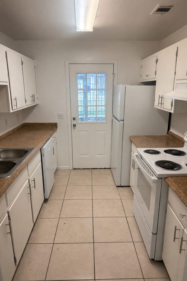 Building Photo - 2221 Timberwood Cir N