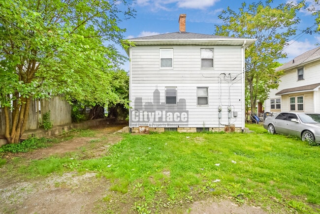 Building Photo - 925 N Gladstone Ave
