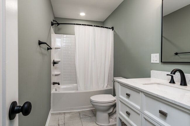 Building Photo - Newly renovated 4 Bedroom 3 Bathroom Home ...