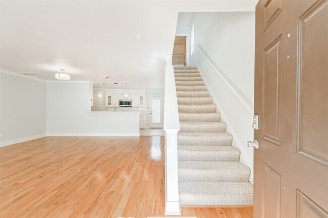 Building Photo - 738 Redwing Pl Dr