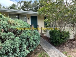 Building Photo - Attention Students! 1 bedroom- Near Shands & UF!  Look!