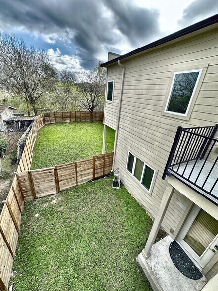 Building Photo - 2009 Uphill Ln